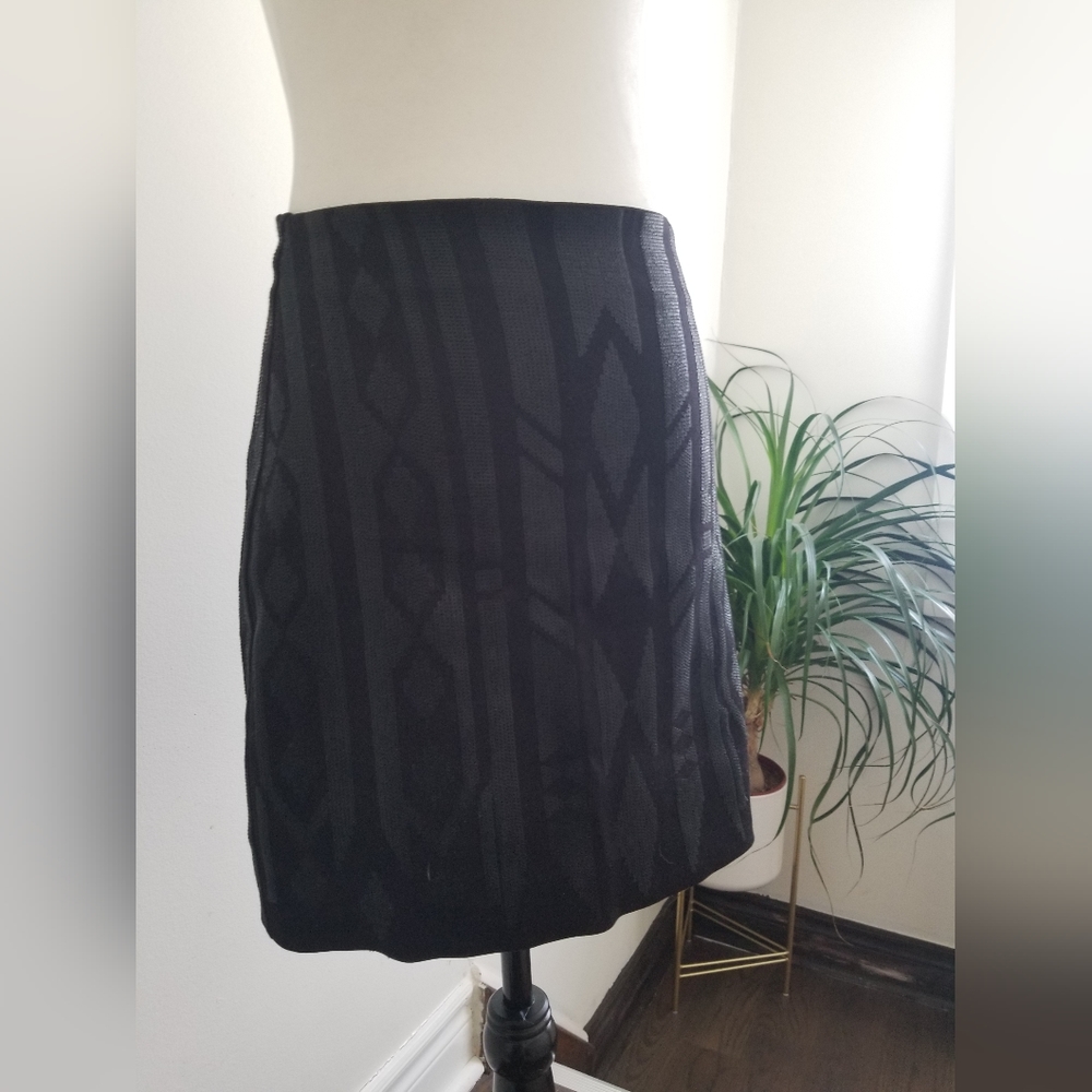 H&M Side Zip Detailed Fitted Skirt (size 6)